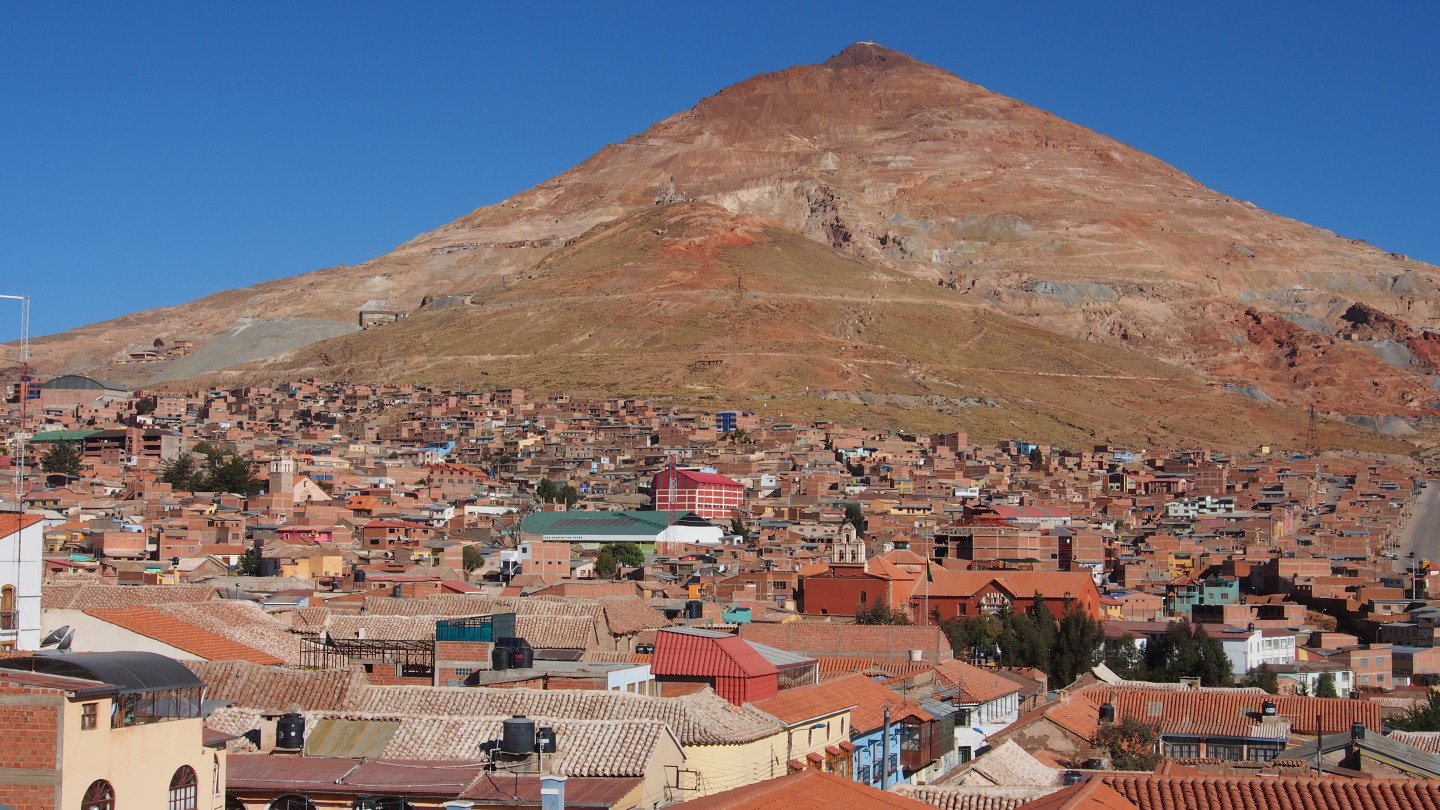Potosí am Fuße des Berges Cerro Rico (dt. Reicher Berg), dessen Silberreichtum Potosí im frühen 17. Jahrhundert zu einer der größten Städte der Welt machte.