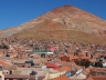 Potosí am Fuße des Berges Cerro Rico (dt. Reicher Berg), dessen Silberreichtum Potosí im frühen 17. Jahrhundert zu einer der größten Städte der Welt machte.